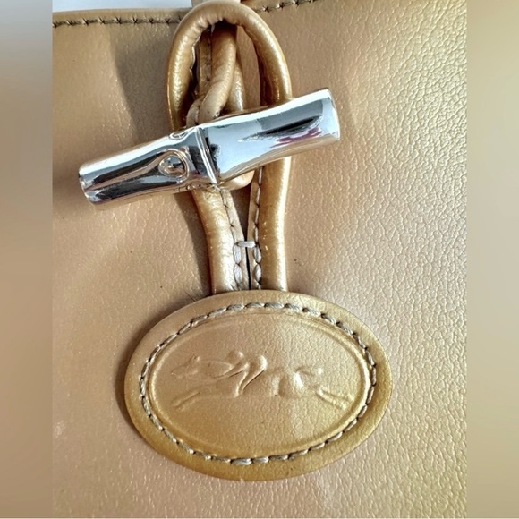 Vtg Longchamp-Classic Sophisticated Gold hued patent leather classic handbag - Picture 3 of 13